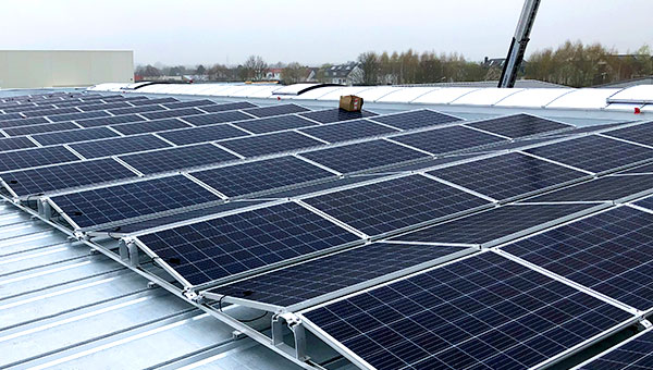 Bautagebuch  Die Photovoltaikanlage ist fast komplett montiert