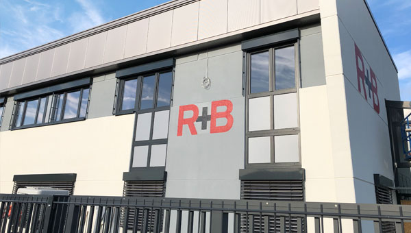 Jetzt passt unser Logo an der Fassade
